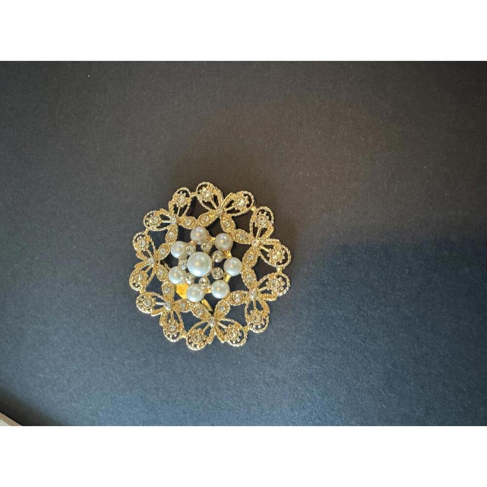 Elegant Vintage Goldtone Pearl Brooch